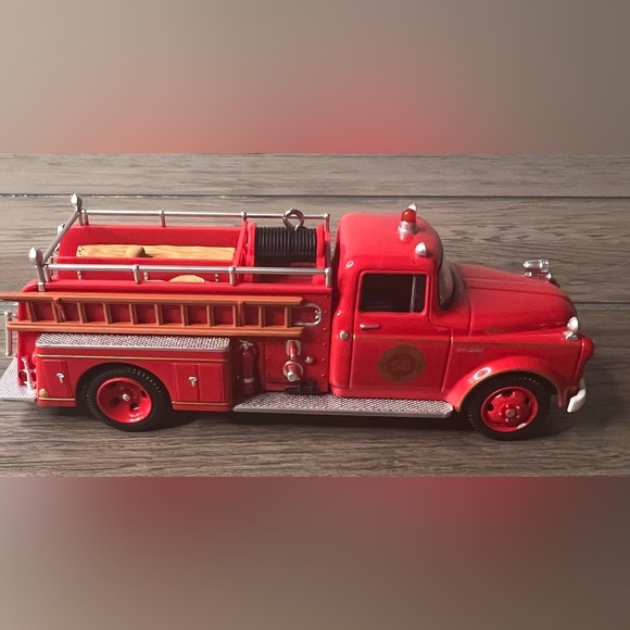 Hallmark 2023 NEW 1956 Dodge Fire Engine #21 Fire Brigade Christmas Ornament - Picture 5 of 11